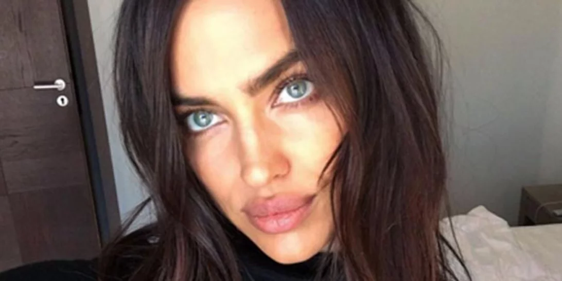 Irina Shayk: Ποζάρει από το κρεβάτι της φορώντας μόνο τις... μπότες της!