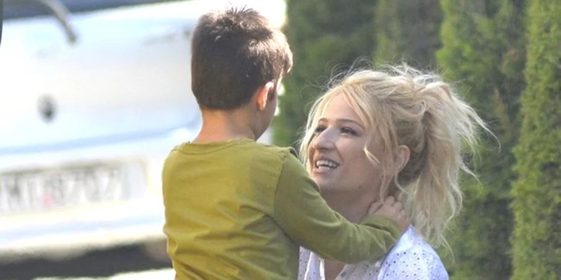 Φαίη Σκορδά: Συνοδεύοντας τον γιο της στο σχολικό