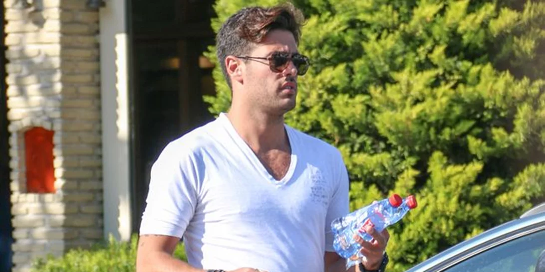 Κώστας Μαρτάκης: Βόλτα στη Γλυφάδα