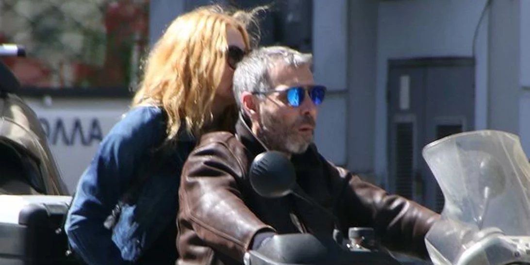 Σμαράγδα Καρύδη – Θοδωρής Αθερίδης: Χαλαρή βόλτα στην Πλάκα