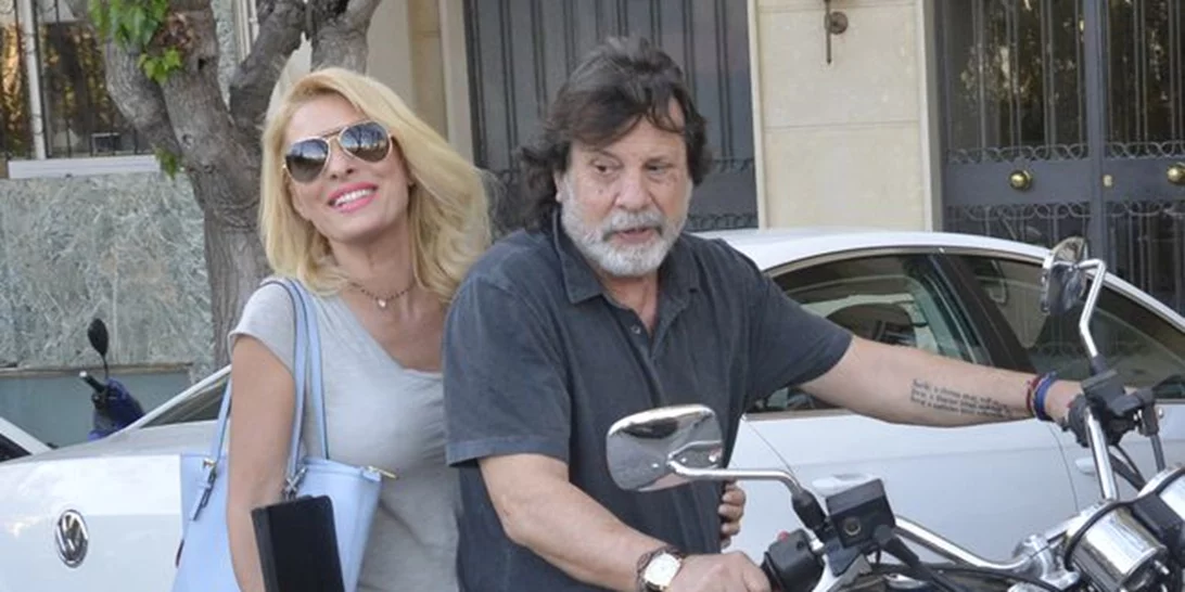 Η Ελένη Μενεγάκη πάνω σε μηχανή