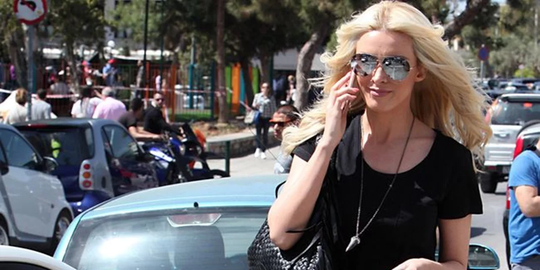 Κατερίνα Καινούργιου: Βόλτα στη Γλυφάδα με σορτσάκι