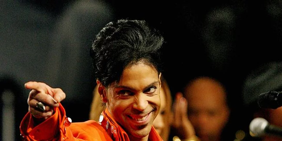 Prince: Τα πιο εμβληματικά looks του "μοβ" πρίγκιπα της μουσικής!