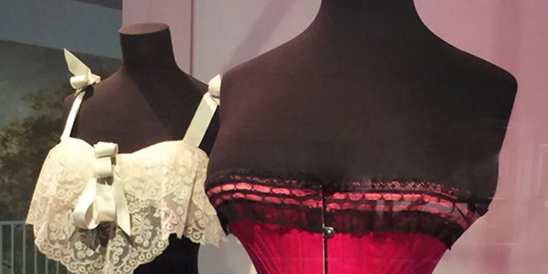 Η νέα έκθεση του μουσείου V&A είναι ένας ύμνος στα εσώρουχα! (φωτογραφίες)