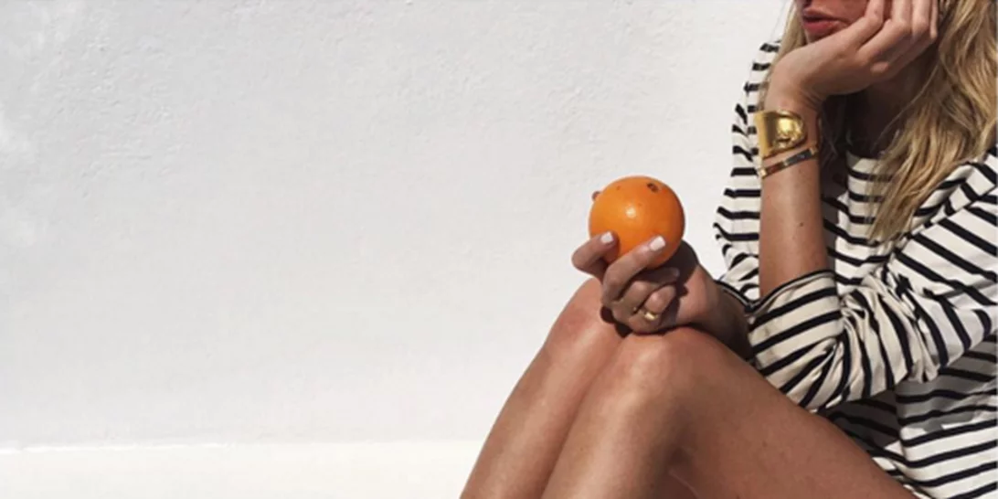 Ποια διάσημη fashion blogger βρίσκεται στη Σαντορίνη;