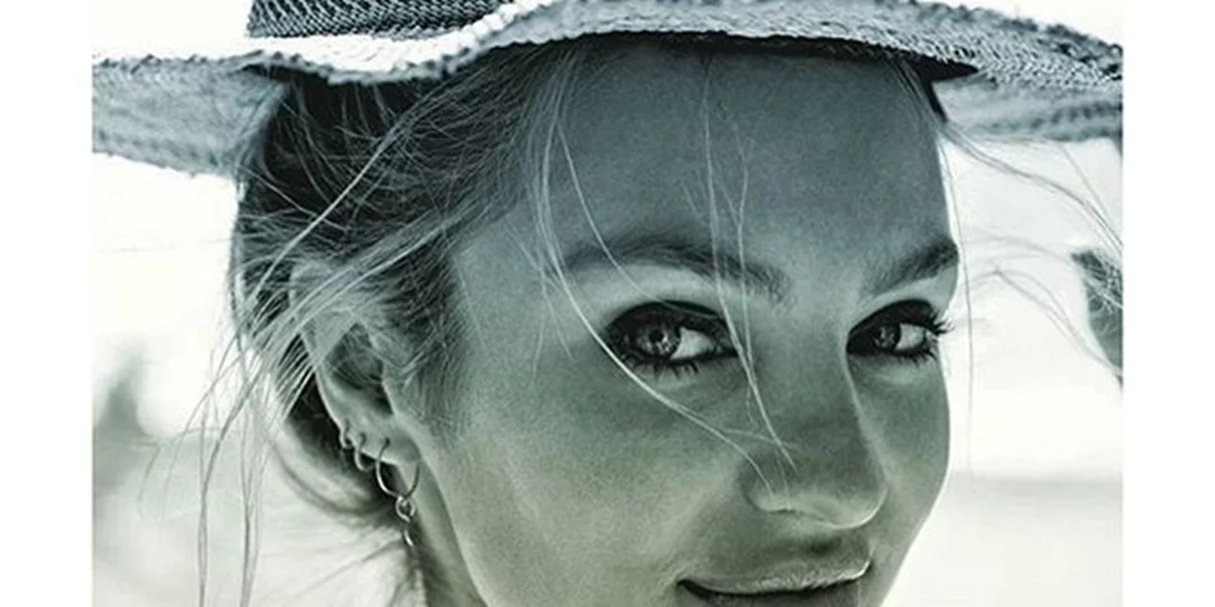 Candice Swanepoel: Δείχνει περήφανη τη φουσκωμένη της κοιλίτσα με φόντο την πανσέληνο