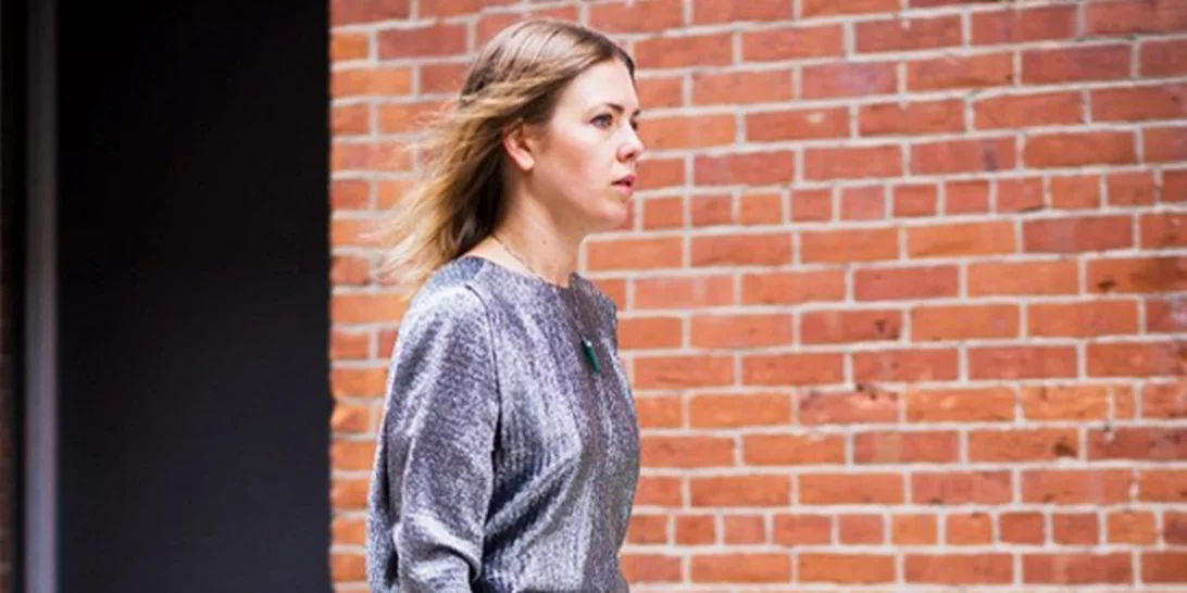 Μόνο έτσι μπορείς να φορέσεις το denim στη δουλειά!