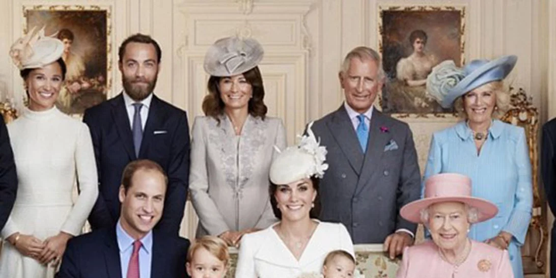 H βασίλισσα Ελισάβετ ποζάρει για τα 90α γενέθλιά της με όλα της τα δισέγγονα