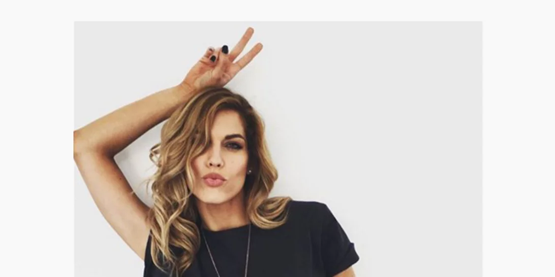 Μαντώ Γαστεράτου: Φοράει τα ωραιότερα παπούτσια της σεζόν και χορεύει! (video)