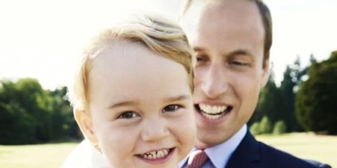 Ο πρίγκιπας George ποζάρει για πρώτη φορά στη σειρά των βασιλικών γραμματοσήμων