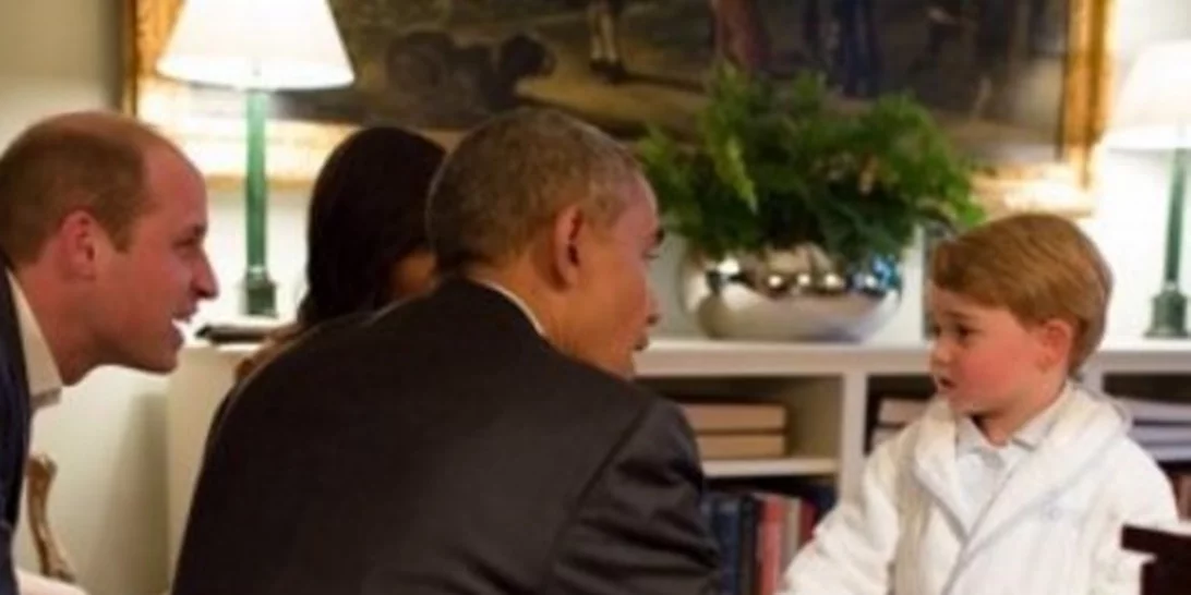Ο πρίγκιπας George γνωρίζει τον πρόεδρο Obama φορώντας τη ρόμπα του