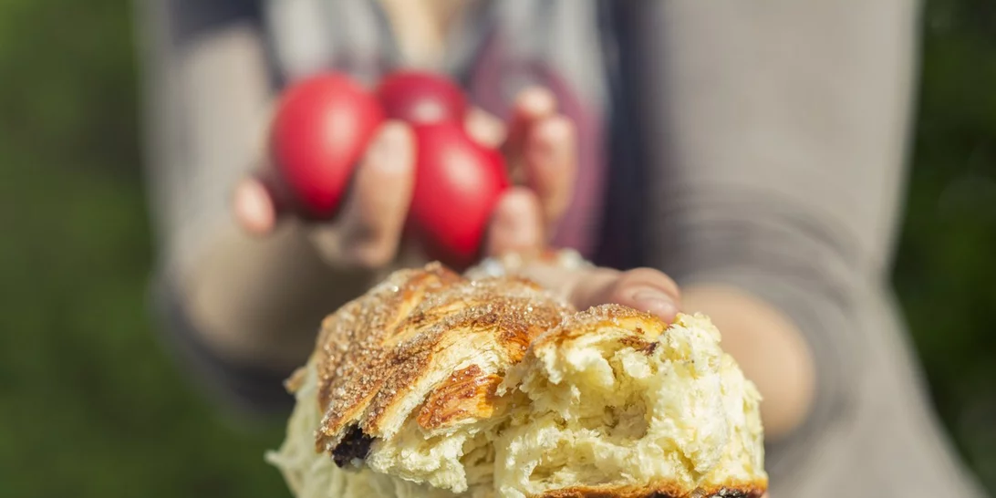 Συνταγή για εύκολο παραδοσιακό τσουρέκι με προζύμι από την Αργυρώ Μπαρμπαρίγου