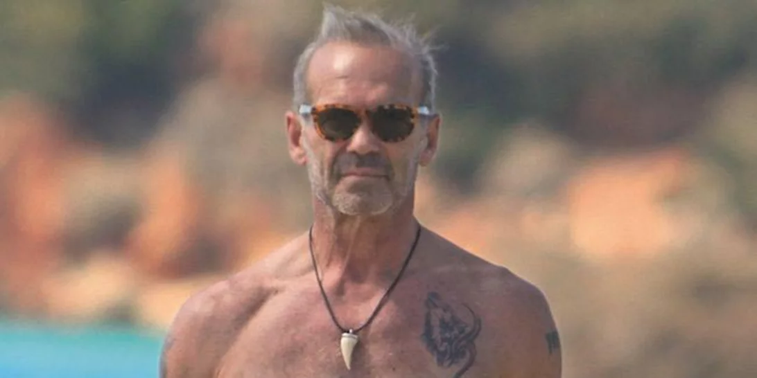 Πέτρος Κωστόπουλος: Το πρώτο μπάνιο στη θάλασσα με τον γιο του, Μάξιμο