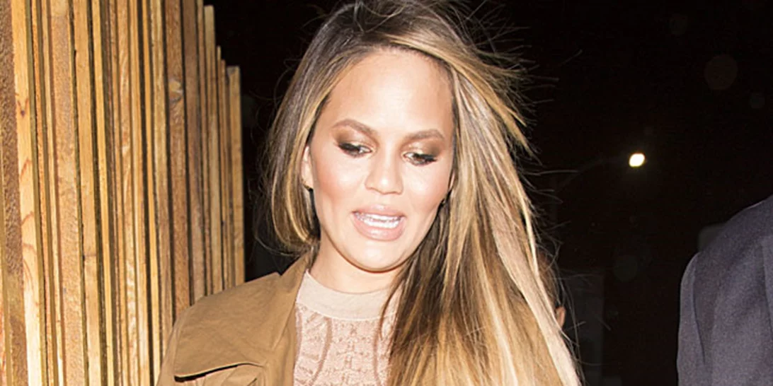 Chrissy Teigen: Η πρώτη της δημόσια εμφάνιση ύστερα από τη γέννα προκάλεσε θύελλα αντιδράσεων