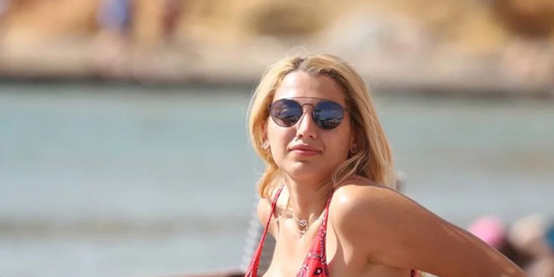 Κωνσταντίνα Σπυροπούλου: Νέες αρετουσάριστες φωτογραφίες της με ολόσωμο μαγιό στην παραλία