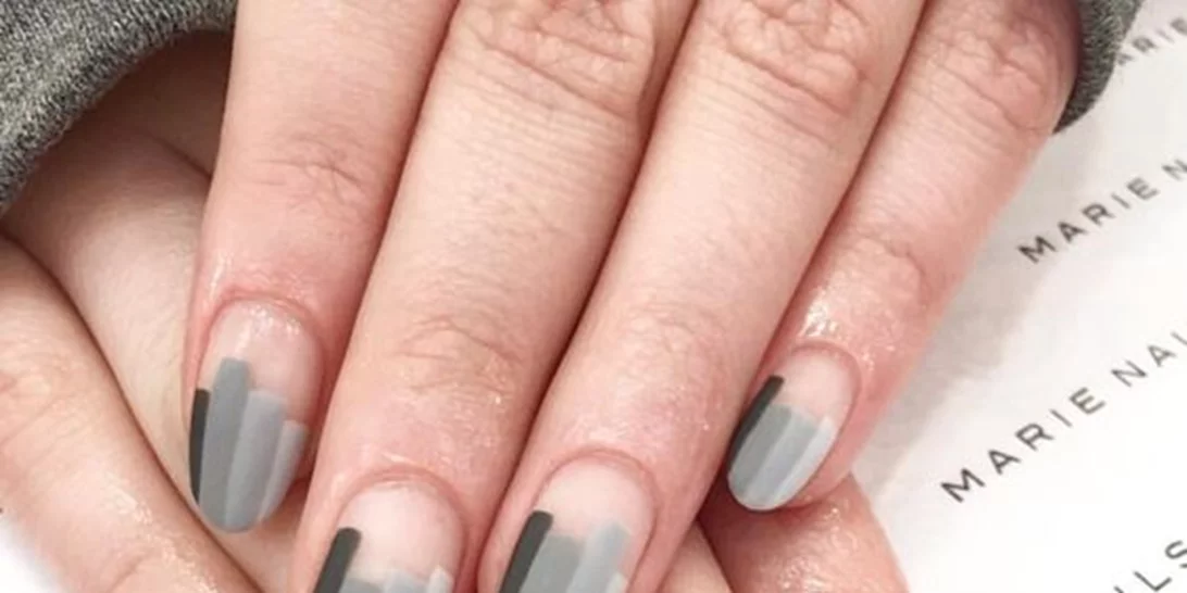 #maniMonday: Πώς με 1 μόνο κίνηση πετυχαίνεις το πιο trendy manicure!