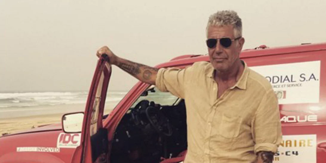 Ο Anthony Bourdain πίνει και τραγουδά στη Νάξο