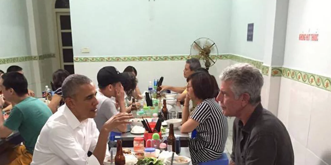 Obama-Bourdain: Τρώνε μαζί με 6 δολάρια