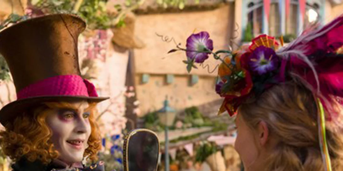 Η Αλίκη μέσα από τον καθρέφτη: Η costume designer της ταινίας μιλά για τα φαντασμαγορικά κοστούμια που θα δούμε