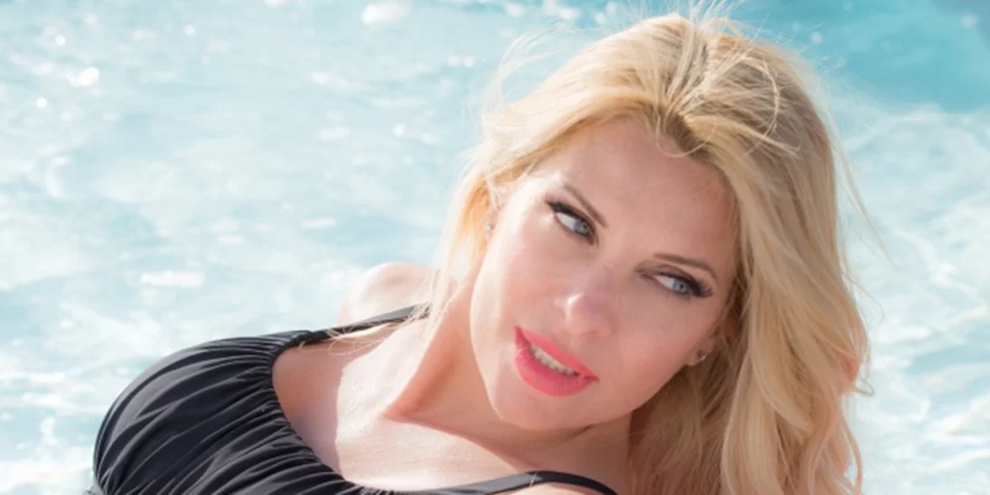 Ελένη Μενεγάκη: Βάζει το μαγιό της και ποζάρει πιο σέξι από ποτέ!
