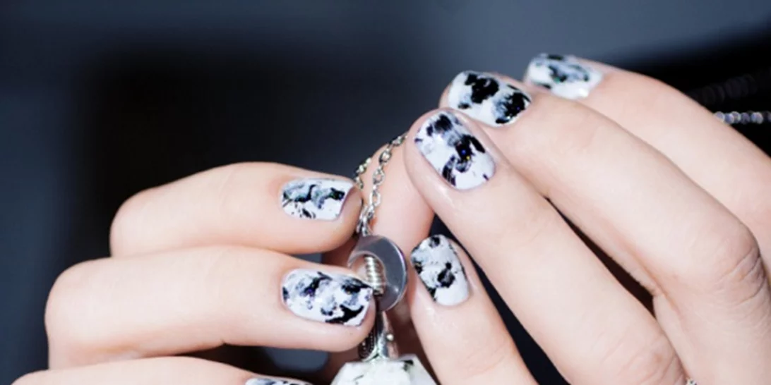 Κι όμως, γίνεται! Πέτυχε το πιο cool nail art μουτζουρώνοντας τα νύχια σου (video)