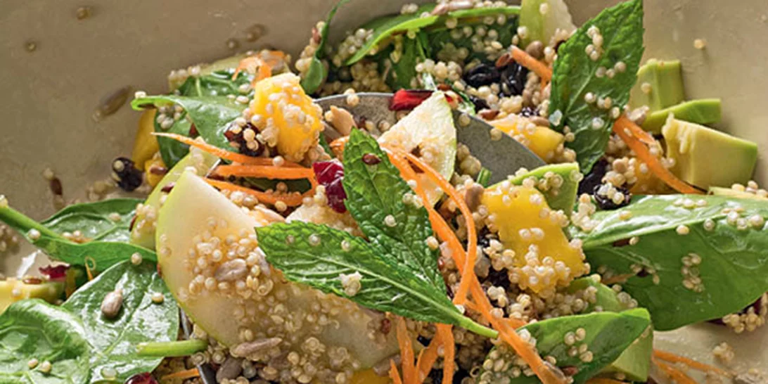 Συνταγή για σαλάτα κινόα με super food και dressing εσπεριδοειδών από την Αργυρώ Μπαρμπαρίγου