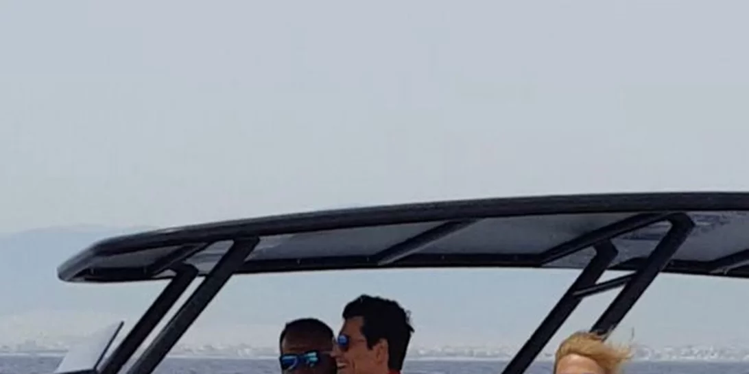 Γιώργος Λιάγκας - Φαίη Σκορδά: Βόλτα με το σκάφος παρέα με τον Σάκη Ρουβά