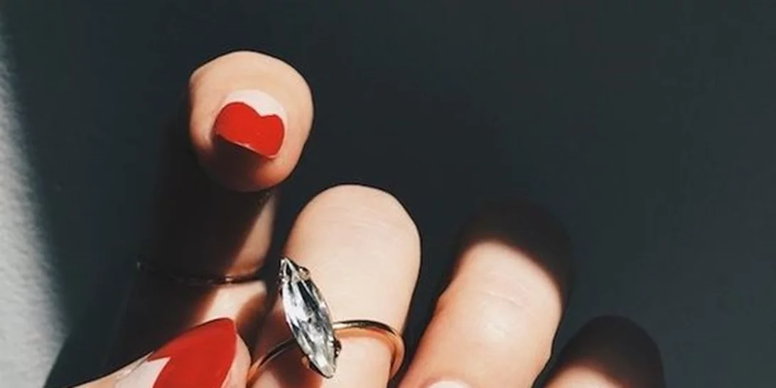 #maniMonday: Το κόκκινο manicure ανανεώνεται και γίνεται hot ξανά!