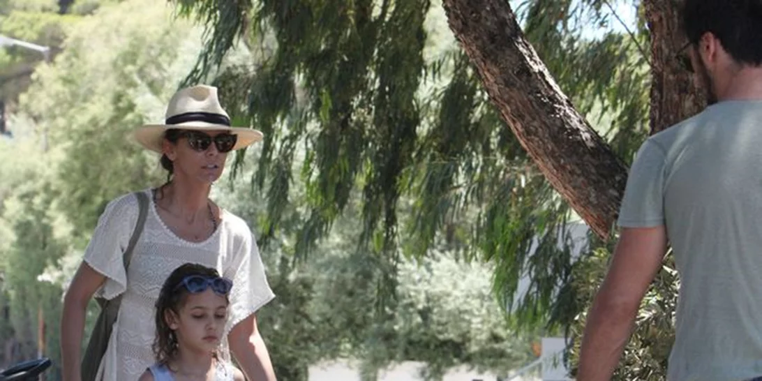 Μπέττυ Μαγγίρα - Δημήτρης Μάζης : Για μπάνιο με τις κόρες τους, Ανδριάνα & Καλλινίκη