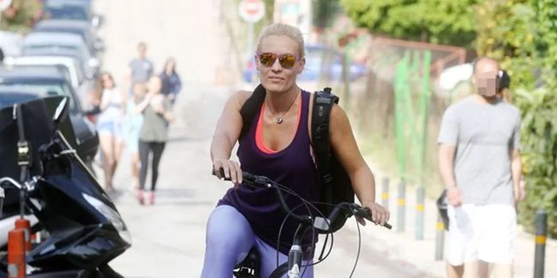 Ελεονώρα Μελέτη: Βόλτα με το ποδήλατό της στην Βουλιαγμένη