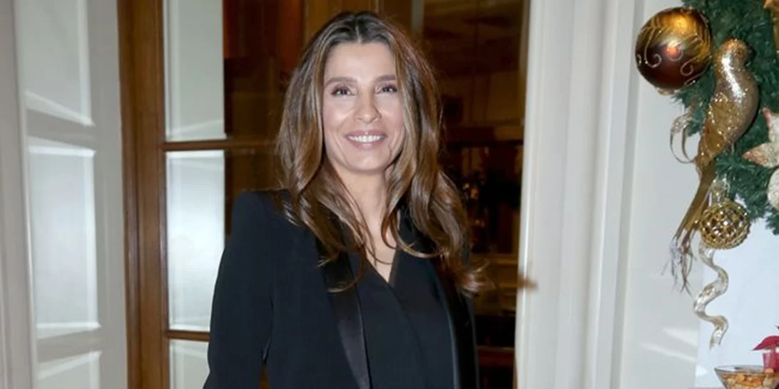 H Πόπη Τσαπανίδου στα 15 της με μαγιό στην παραλία