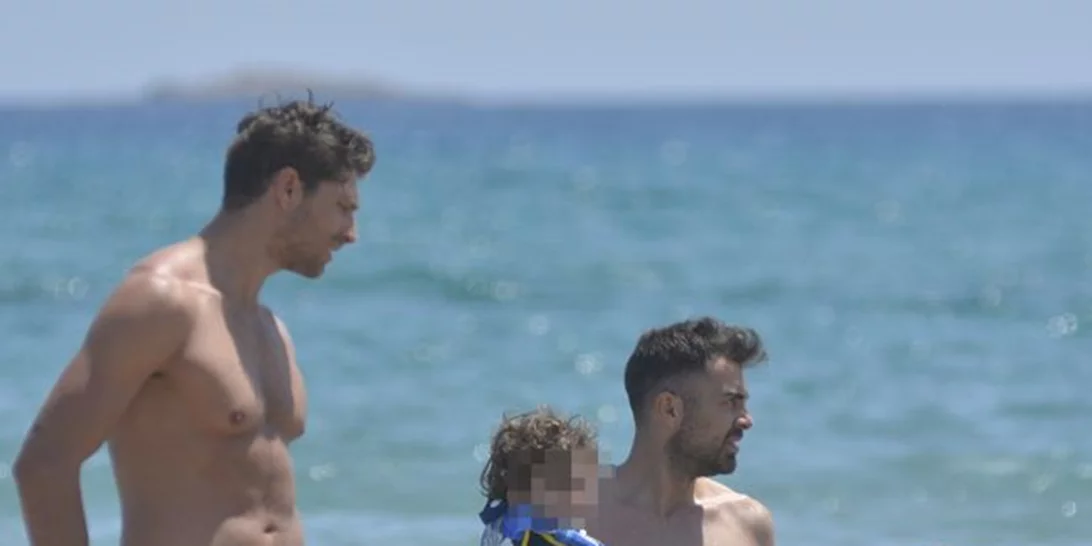 Γιώργος Μανίκας - Στέλιος Χανταμπάκης: Με τα παιδιά τους για μπάνιο