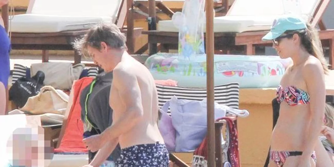 Μαριέττα Χρουσαλά – Λέων Πατίτσας: Στην παραλία με τα παιδιά τους