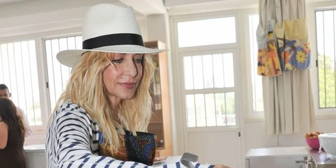 H Άννα Βίσση φόρεσε την ποδιά της και σέρβιρε σε μαθητές δημοτικού σχολείου της Κύπρου