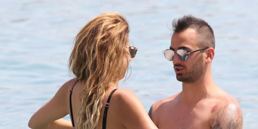 Ελένη Χατζίδου: Με μπικίνι σε παραλία της Μυκόνου