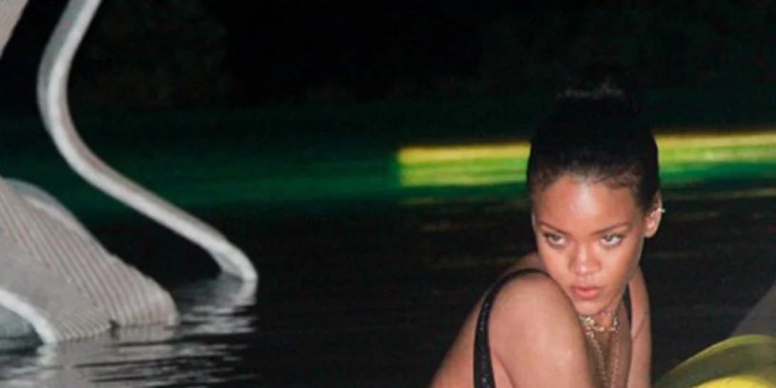 Rihanna: Η κολλητή της την φωτογραφίζει με σέξυ μαγιό