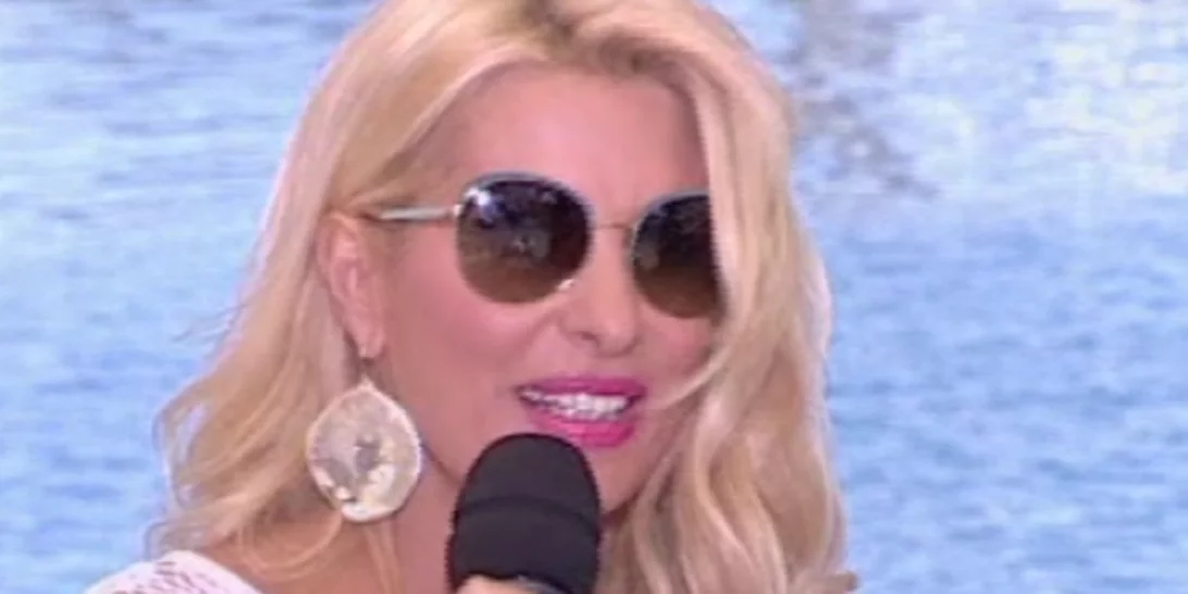 Ελένη Μενεγάκη: Η εντυπωσιακή εμφάνιση στη Νάξο