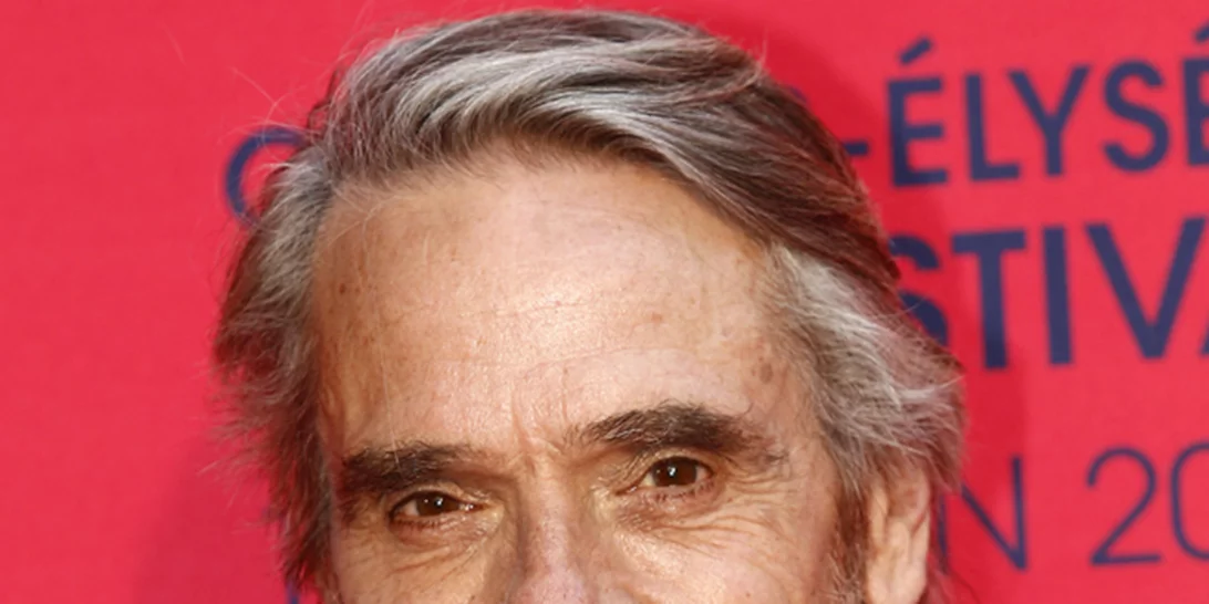 Ο Jeremy Irons γιορτάζει στην Αθήνα τα γενέθλια της Βασίλισσας Ελισάβετ