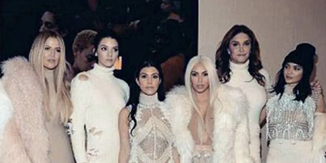 Kardashians: Σου δείχνουν πώς να εντάξεις στα looks σου το απόλυτο χρώμα της σεζόν