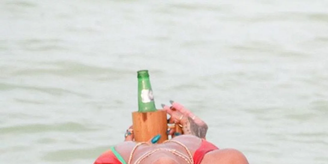 Rihanna: Ποζάρει στις πιο αποκαλυπτικές πόζες με το μαγιό της