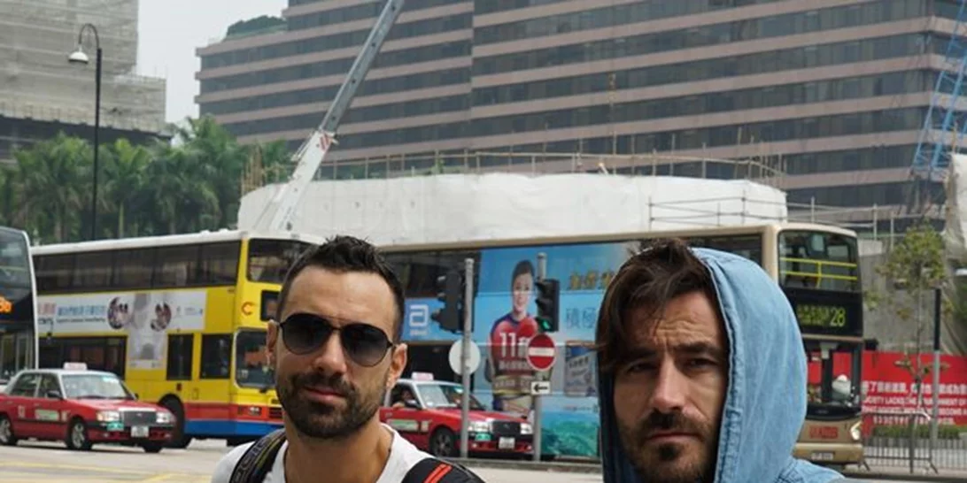 World Party: Μας ταξιδεύει στο ιδιαίτερο και θορυβώδες Χονγκ Κονγκ!