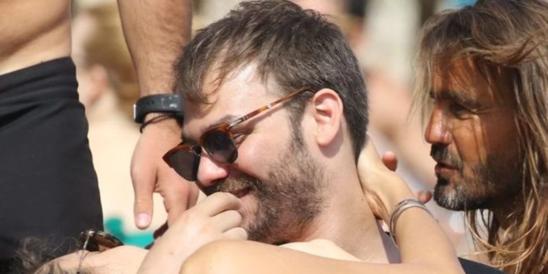 Γιώργος Σαμπάνης - Άννα Πρέλεβιτς: Τρυφερές στιγμές σε παραλία της Μυκόνου