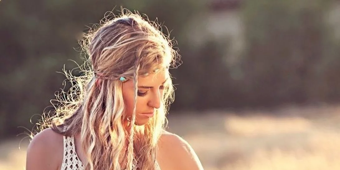 Boho χτενίσματα: Αυτές είναι όλες οι νέες τάσεις για το καλοκαίρι