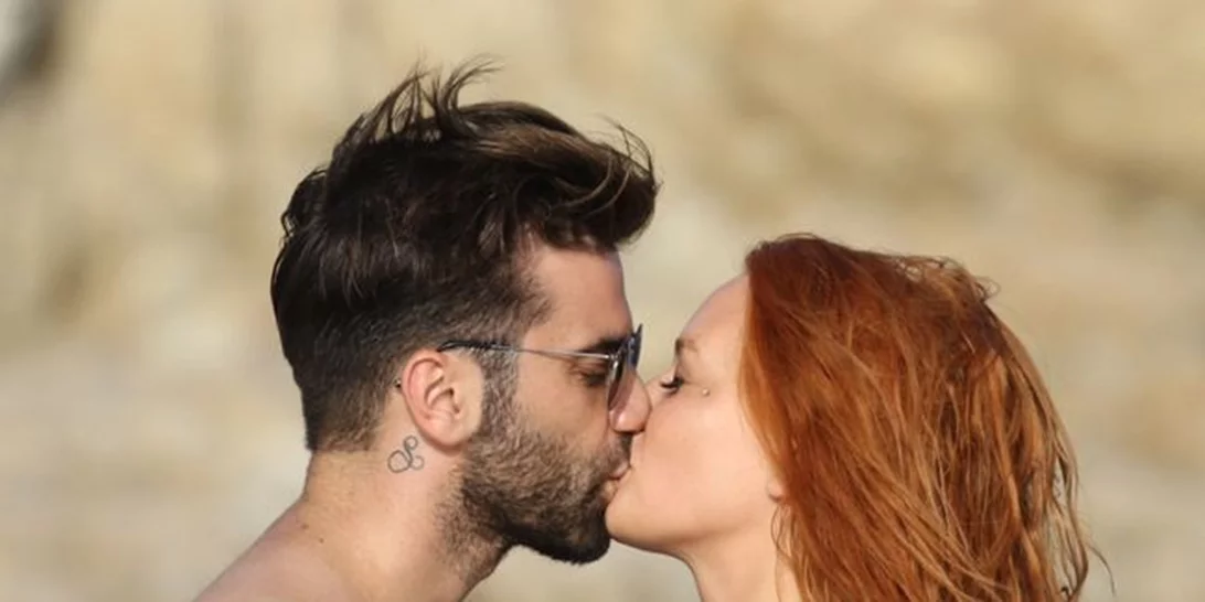 Σίσσυ Χρηστίδου - Θοδωρής Μαραντίνης: Καυτά φιλιά στη θάλασσα