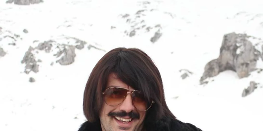 Τόνι Σφήνος: Αγνώριστος σε νυχτερινή έξοδο μαζί με τη σύζυγό του