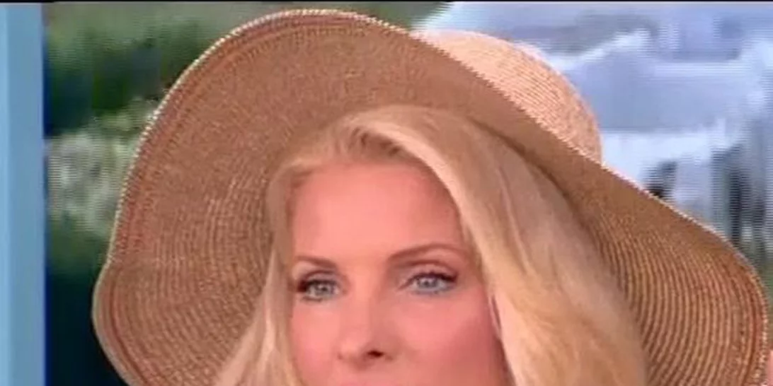 Ελένη Μενεγάκη: Σε καλοκαιρινή διάθεση - Το πλατό έγινε παραλία