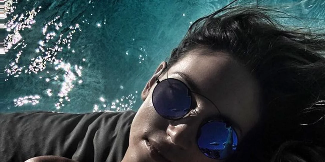 Αθηνά Οικονομάκου: Ποζάρει με το σύντροφό της σε παραλία της Μυκόνου