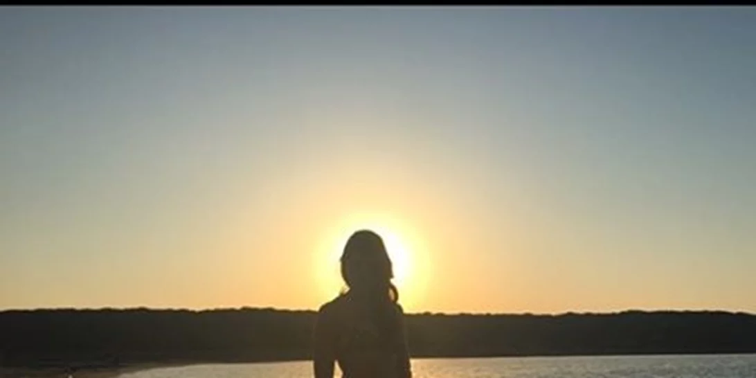 MissBloom Best of: Όταν οι διάσημοι Έλληνες ποζάρουν μαζί με το ηλιοβασίλεμα