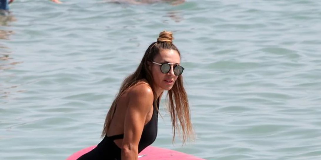 Ελένη Πετρουλάκη: Με τις κόρες της για μπάνιο