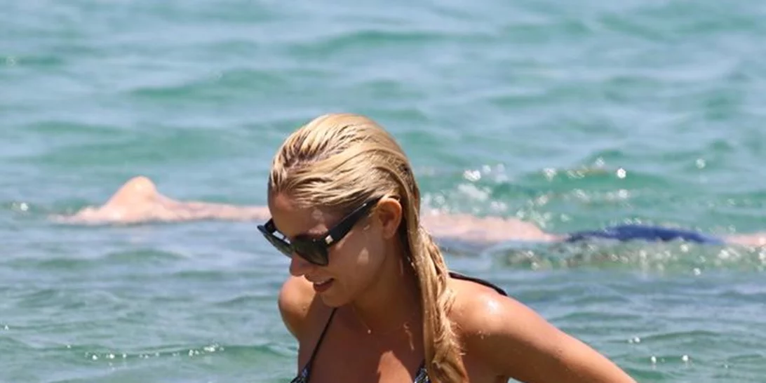 Δούκισσα Νομικού: Με μπικίνι σε παραλία της Μυκόνου